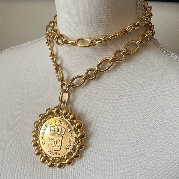 CHANEL Gold Chain Necklace with Medallion - Picture 1 of 9